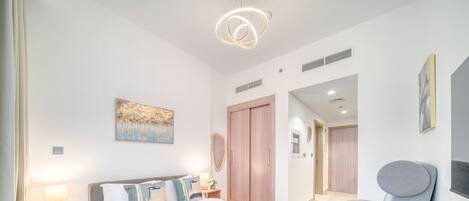 Estudio estándar, vista a la ciudad | Caja de seguridad en la habitación y cortinas blackout