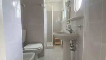 Doccia, asciugacapelli, bidet, asciugamani