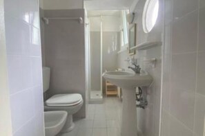 Dutxa, assecador de cabells, bidet i tovalloles 