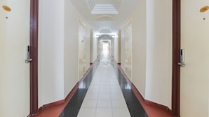 A long, narrow hallway with doors on both sides, numbered 314 and 315. - Collection O Hotel Super Cowboy (Malacca City)