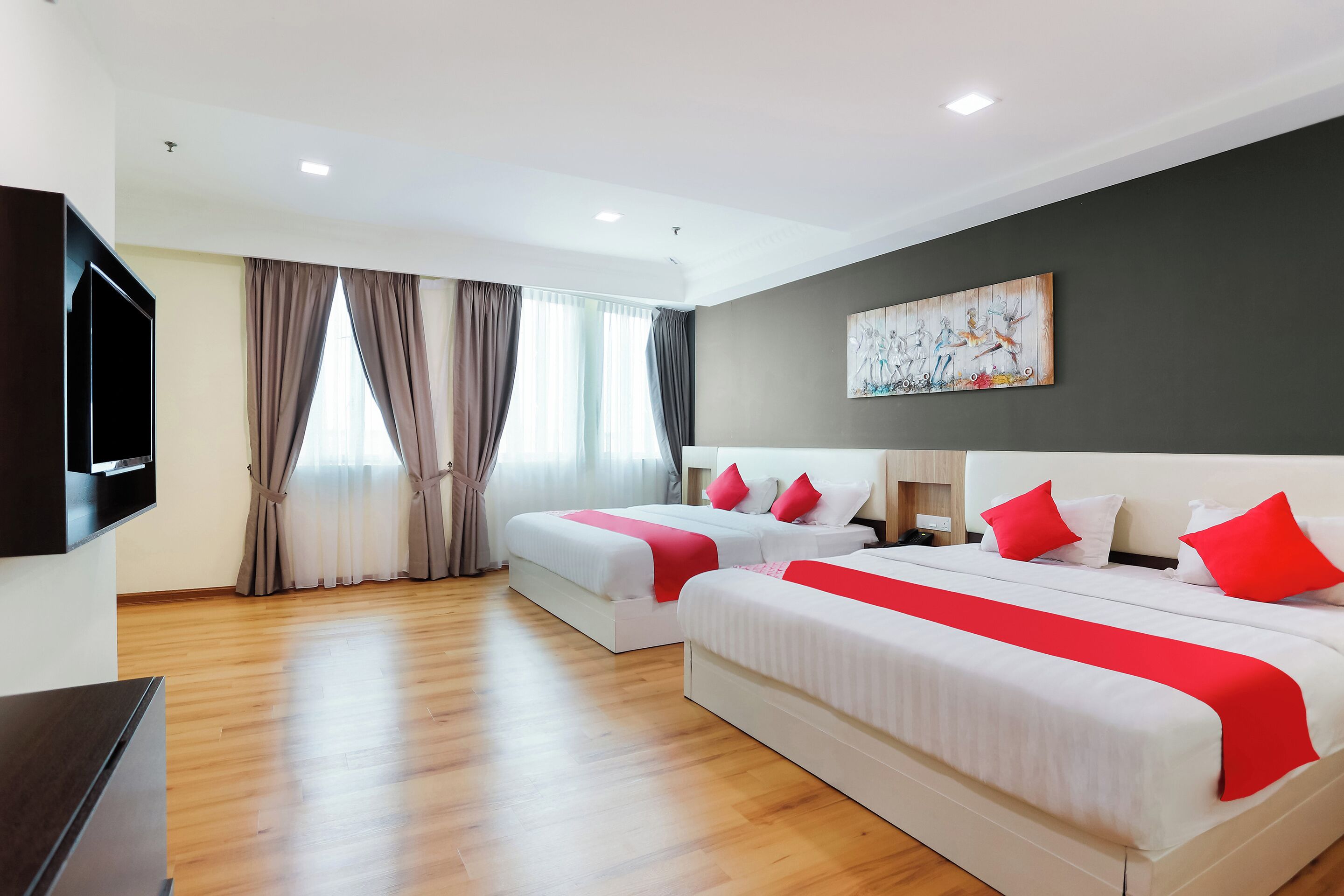 Executive Suite | Laptop workspace, bed sheets