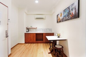 Superior Room, 1 King Bed | Laptop workspace, bed sheets