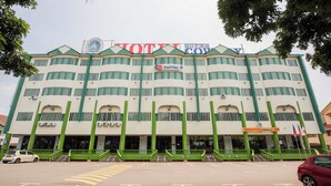 A multi-story building with a prominent sign reading "TOTTEN SUPER COV". - Collection O Hotel Super Cowboy (Malacca City)