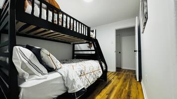 3 soveværelser, pengeskab på værelset, skrivebord, strygejern/strygebræt