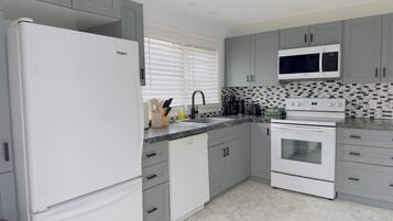 Køleskab, mikrobølgeovn, ovn, kogeplade