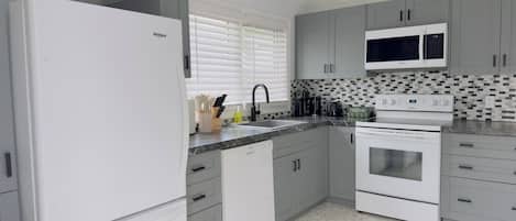 Refrigerador, microondas, horno y parrilla de estufa