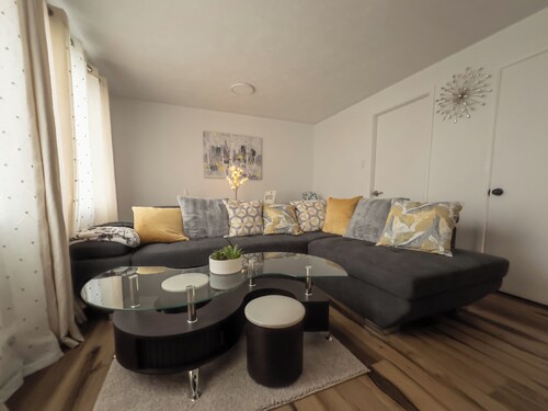 Quiet Cozy Family Home. 5 mins to shopping district & Cinema.