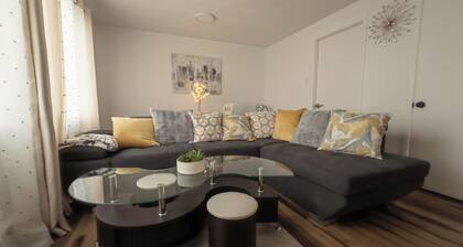 Quiet Cozy Family Home. 5 mins to shopping district & Cinema.