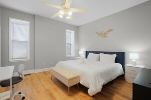 基础公寓 | 3 多间卧室、笔记本电脑工作区、免费 WiFi、床单