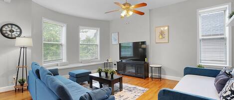 基础公寓 | 起居区 | 55-英寸LED 电视(配备卫星频道)