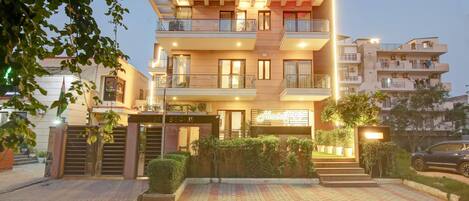 Bagian depan properti - sore/malam