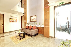 Lobby sitting area - Hotel 91 Medanta (Gurugram)