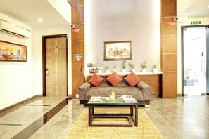 Lobby sitting area - Hotel 91 Medanta (Gurugram)