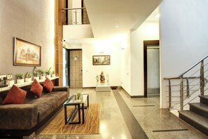 Lobby sitting area - Hotel 91 Medanta (Gurugram)