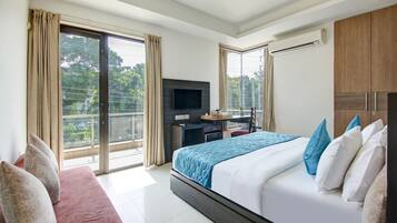 Deluxe Room | 1 bedroom, desk, iron/ironing board, free WiFi