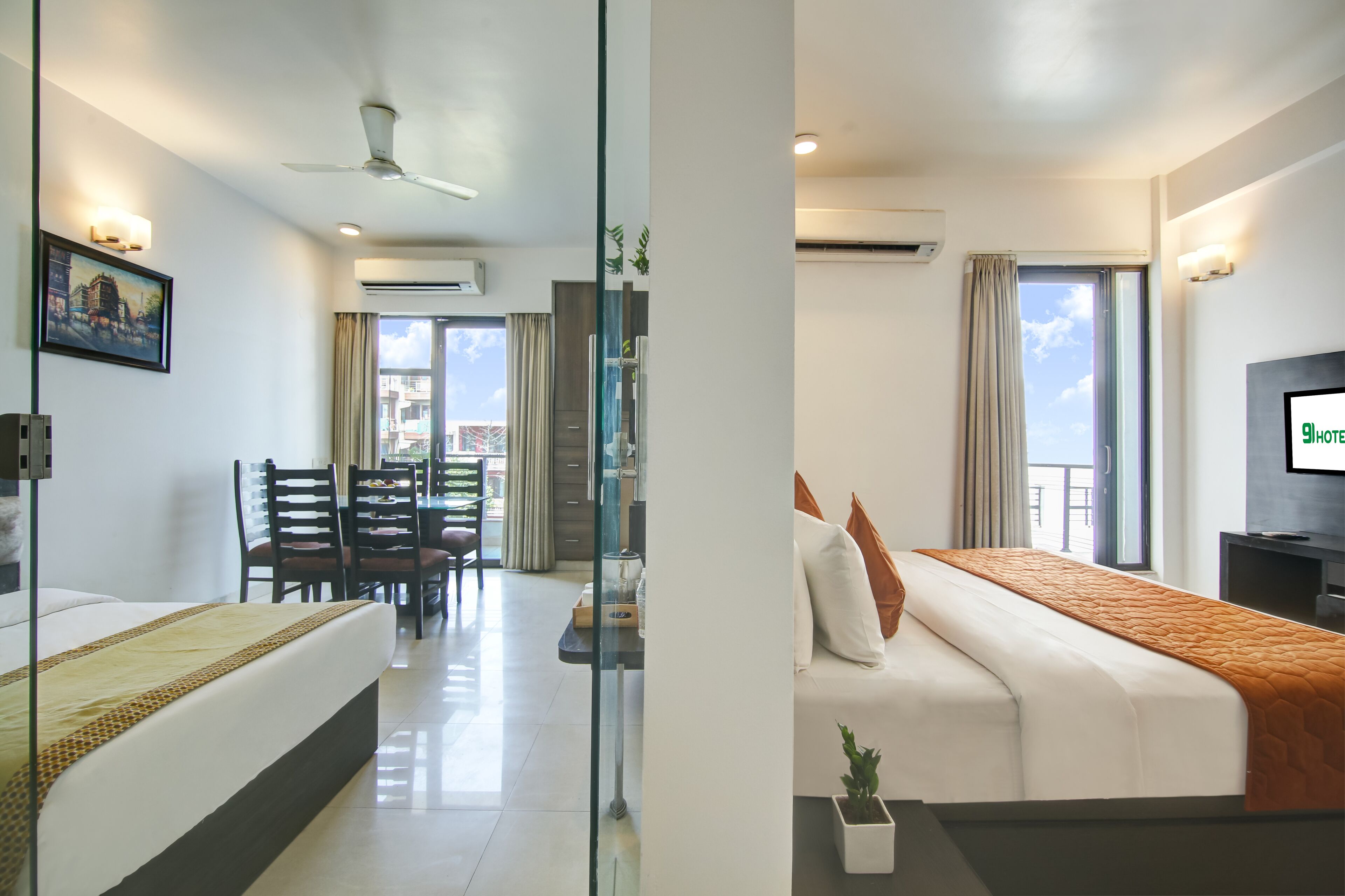 Escritorio, tabla de planchar con plancha y wifi gratis 