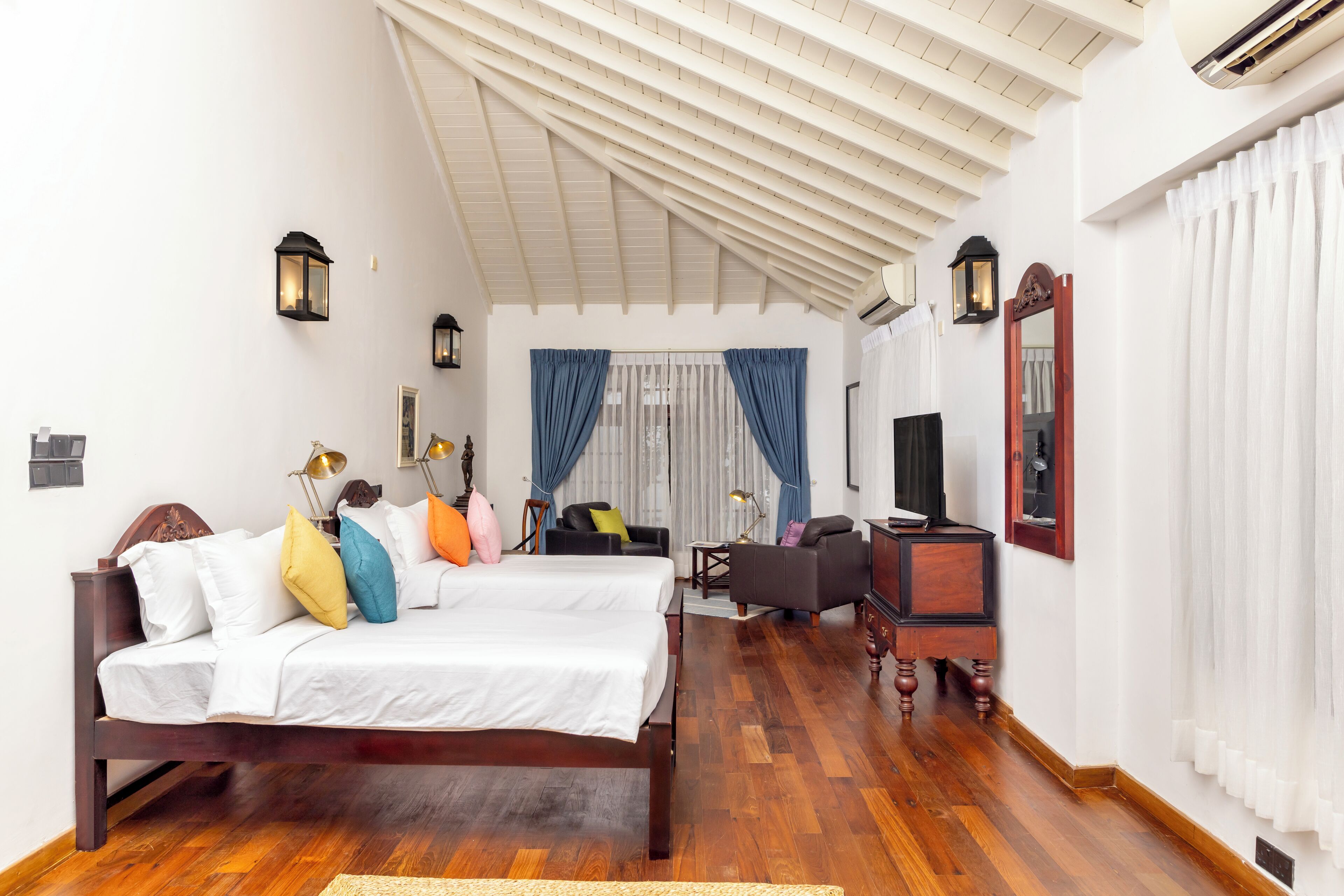 Habitación Deluxe doble, vistas a la piscina | Minibar, caja fuerte, wifi gratis y ropa de cama