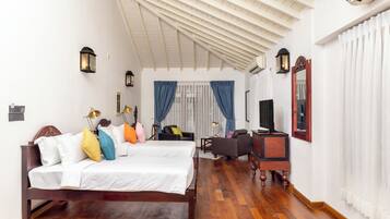 Habitación Deluxe doble, vistas a la piscina | Minibar, caja fuerte, wifi gratis y ropa de cama