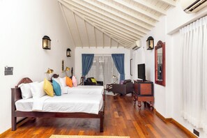 Quarto casal luxo, vista para a piscina | Frigobar, cofres nos quartos, Wi-Fi de cortesia, roupa de cama