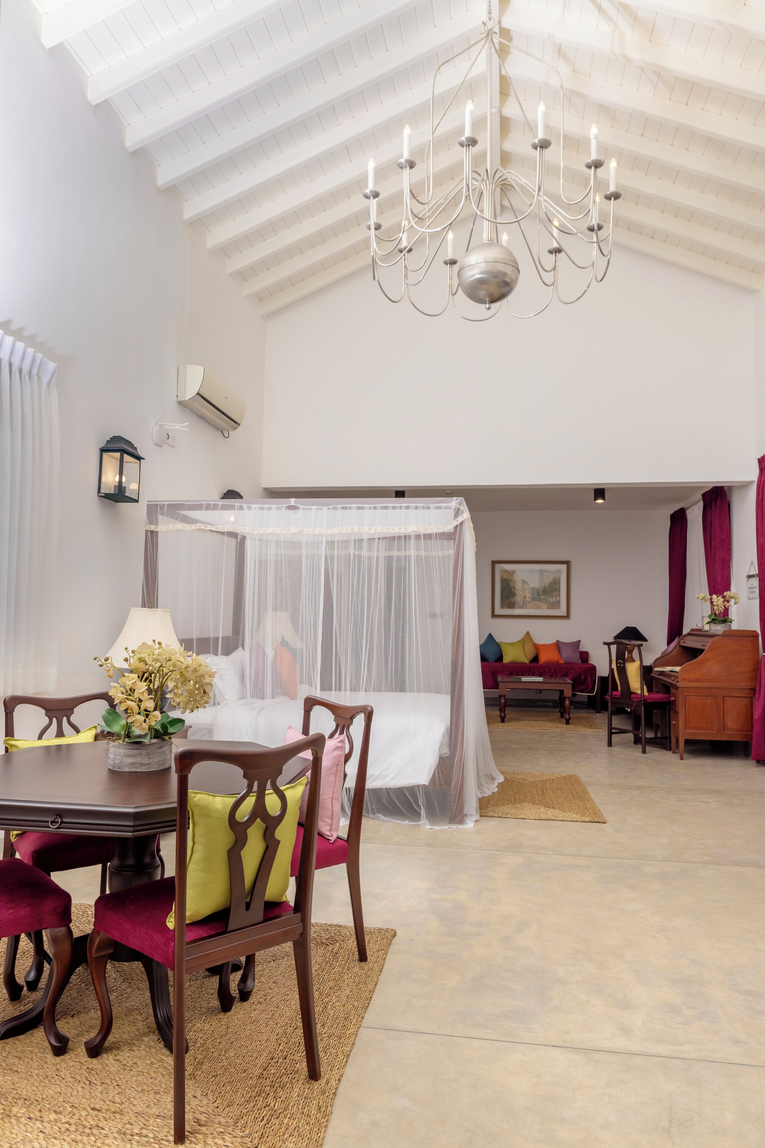 Suite Deluxe, vistas al patio | Minibar, caja fuerte, wifi gratis y ropa de cama