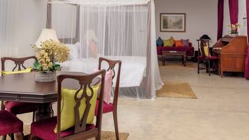 Suite Deluxe, vistas al patio | Minibar, caja fuerte, wifi gratis y ropa de cama