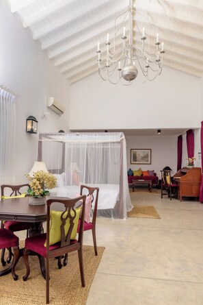 Suíte luxo, vista para o pátio | Frigobar, cofres nos quartos, Wi-Fi de cortesia, roupa de cama