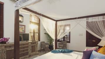 Quarto casal luxo, vista para a piscina | Frigobar, cofres nos quartos, Wi-Fi de cortesia, roupa de cama