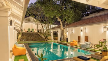 Fachada de la propiedad por la tarde o noche