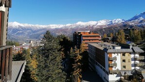 A mountain town with buildings and a view of snow-capped mountains. - Spacious studio south balcony 4 pers, near slopes, parking (Pra-Loup)