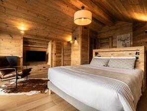 5 bedrooms, desk, iron/ironing board, free WiFi