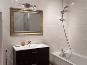 Bathroom - Spacious downtown apartment for 6 with mountain view (Cauterets)
