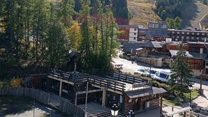 Een stad in een bergachtig gebied, met een restaurant genaamd "La Palomino" en een gebouw met een bordje "Schweiz & Schweiz".