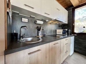 Fridge, microwave, stovetop, dishwasher - Cozy apartment with balcony and parking in Briançon (Briançon)