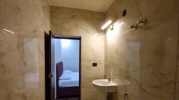 Deluxe Double Room | Bathroom | Shower, free toiletries, towels, soap