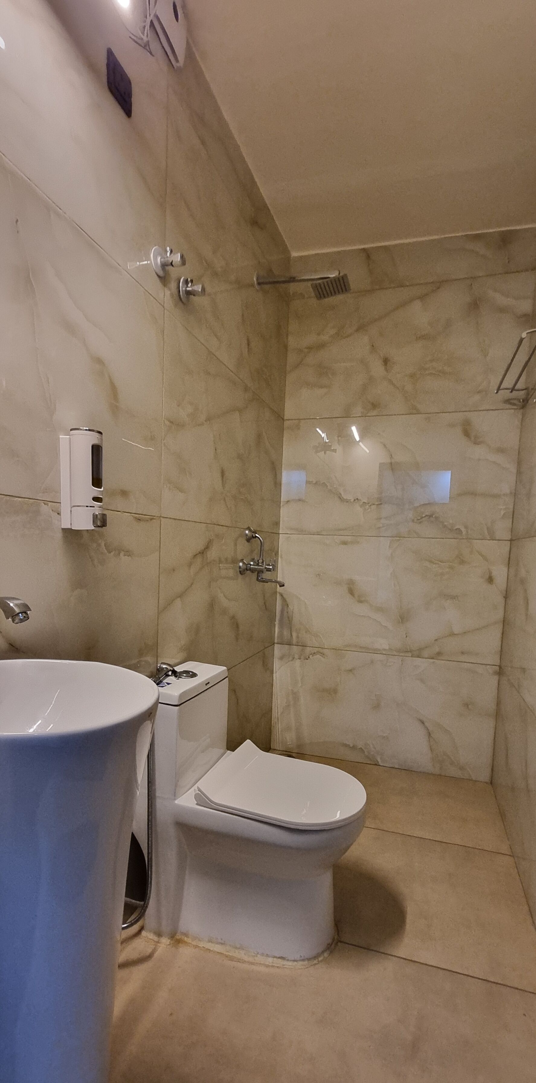 Habitación doble Deluxe | Baño | Regadera, amenidades de baño gratuitas, toallas, jabón 