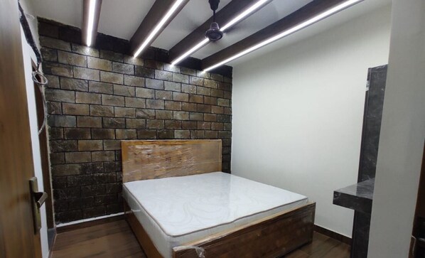 Deluxe Double Room | Free WiFi - Ambika Hotels (Faridabad)