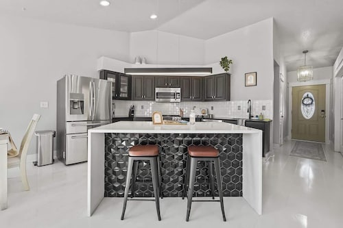 Modern 4BR w/ Hot Tub - Fire Pit - Stylish Stay