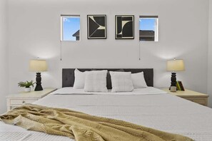 4 makuuhuonetta, työpöytä, silitysrauta/-lauta, vauvan matkasänky