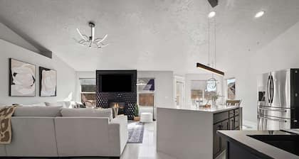 Modern 4BR w/ Hot Tub - Fire Pit - Stylish Stay