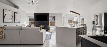 Modern 4BR w/ Hot Tub - Fire Pit - Stylish Stay