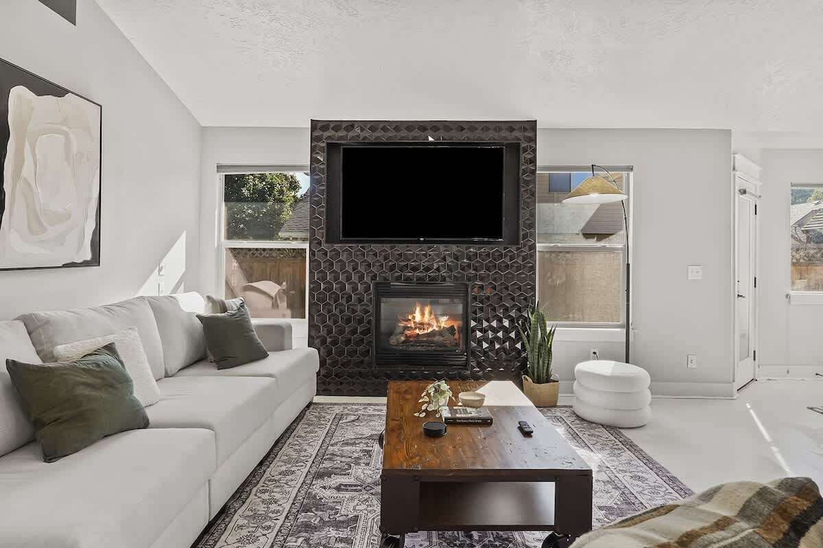 TV, caminetto, studio