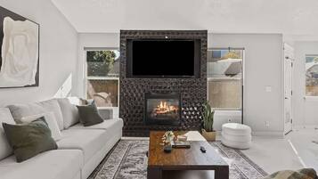 TV, caminetto, studio