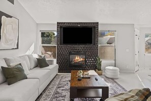 Televisio, takka, työhuone