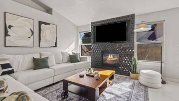 TV, perapian, dan kantor