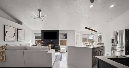 Modern 4BR w/ Hot Tub - Fire Pit - Stylish Stay