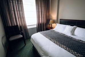 Minibar con artículos gratuitos y caja de seguridad en la habitación 