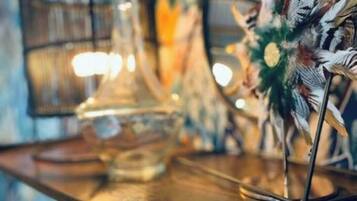 Une étagère en bois, un vase en verre et un présentoir en métal décoratif.