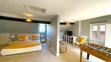 3 bedrooms, desk, iron/ironing board, WiFi