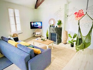 TV, fireplace, stereo