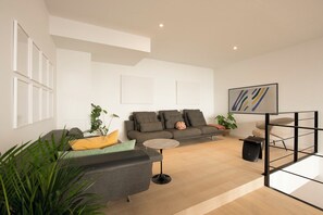 Smart TV, printers - Gallery Loft, 3 Level Maisonette w/ private garden + access to rooftop, bicycles (München)